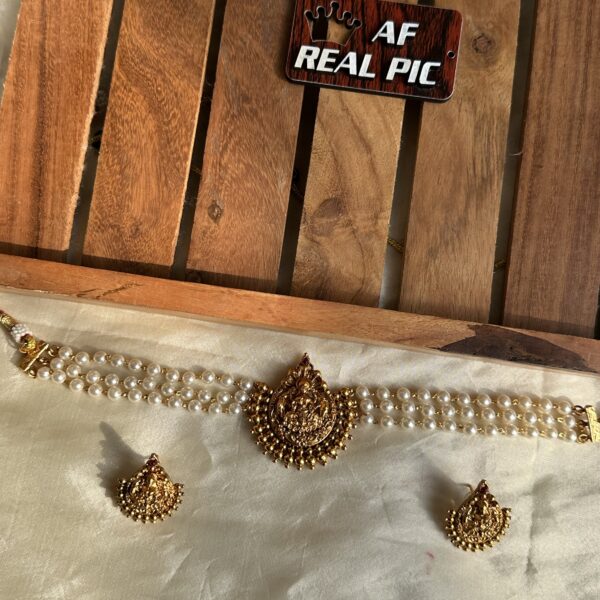 Lakshmi pearl
Chocker