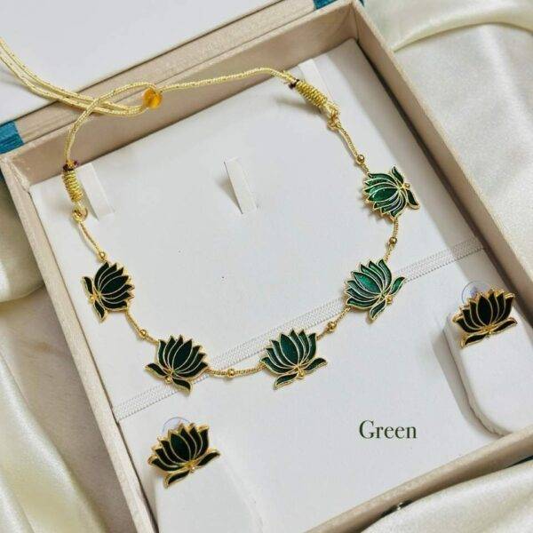 Lotus necklace - green