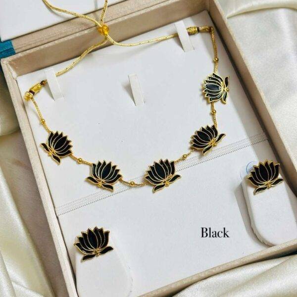 Lotus necklace - black
